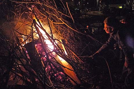 Zwanzig Leute beim Feuer am Abend: Das waren Veranstalter Dennis Gehl von »FarceCrew Events« etwas zu wenig. Foto: KARL ERHARD VÖGELE