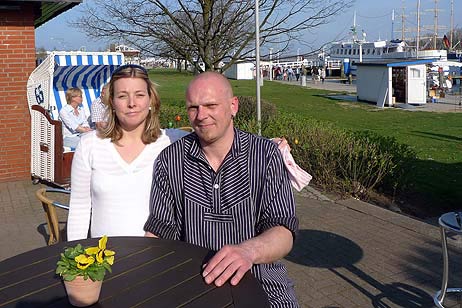 Sandra Koslowski und Mario Kutzborski haben sich schon immer gern in Travemünde aufgehalten, waren im Sommer viel am Strand, wollten gern nach Travemünde. Im vorigen Jahr haben sie die »Backskiste« übernommen. Jetzt fühlen sie sich von der SPD drangsaliert, ihren Traum wieder aufzugeben. Foto: ARCHIV TA/KEV