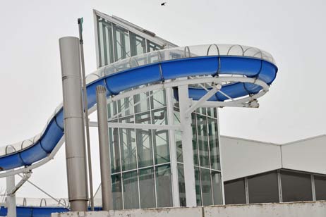 Kreist da schon der Pleitegeier über dem Schwimmbad-Turm? Die Stimmung in Sachen Aqua-Top kocht langsam hoch. Foto: TA 