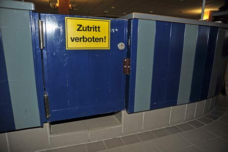 Die Zugangstür zur Schwimmbadkasse wurde mit einem Winkel verschraubt, von außen oder von innen. Niemand kommt mehr hinein oder hinaus. Foto: TA 