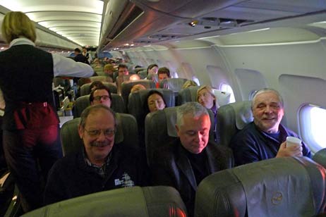 Die erste Gruppe im Flieger. Foto: KARL ERHARD VÖGELE