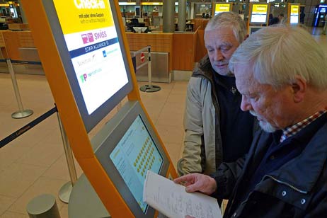 Spannendes Duell mit dem Computer: elektronisches Check in Hamburg. Foto: KARL ERHARD VÖGELE