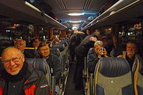 Gleich fährt der Bus ab, einige fehlen noch. Foto: KARL ERHARD VÖGELE