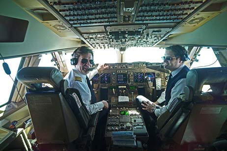 LH Flugkapitän Georg Alexander Spieth (l.) war besonders sorgsam beim letzten Check seiner Maschine am Boden. Er entdeckte ein leckes Tankventil. Der Schaden wurde in kürzester Zeit behoben. Alle Fotos: KARL ERHARD VÖGELE