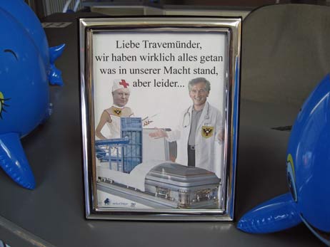 »Liebe Travemünder, wir haben wirklich alles getan, was in unserer Macht stand, aber leider...« Der Travemünder Künstler Michael Böttger würdigte in einer Montage das Ärzteteam Dr. Saxe und Schwester Halbedel, hier gemeinsam mit ihrem verblichenen Patienten. Foto: TA