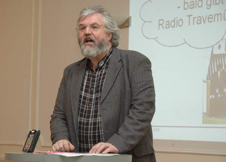 Im April 2009 stellte Studioleiter Michael Luppatsch das »Radio Travemünde« vor. Jetzt können Lübecker und Travemünder auch Bürger-Fernsehen machen. Ein Seminar zeigt, wie es geht. Foto: ARCHIV TA