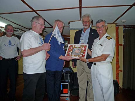 Geschenkübergabe an den Vizekommodore der Libertad. Foto: KARL ERHARD VÖGELE 