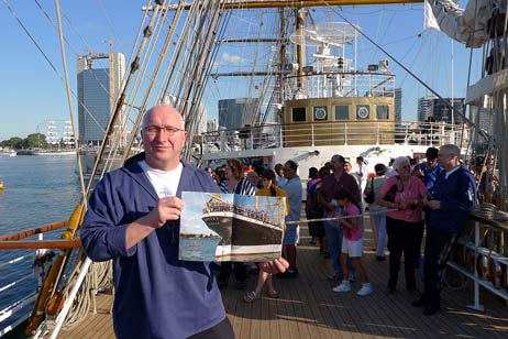 Auch in Buenos Aires angekommen: Travemünde Aktuell Ausgabe März 2010 mit dem Mittelfoto des Passat Chores. Das Heft wird am Rande der Konzerte verteilt. Foto: KARL ERHARD VÖGELE 