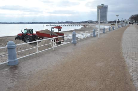 Der Kurbetrieb Travemünde hat bereits begonnen, den von Sturmtief Daisy durcheinandergewirbelten Strandsand wiede zu sortieren. Auf der Promenade kommt der Streusand weg. Foto: TA