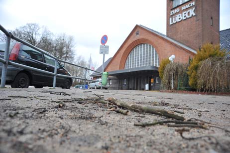 Sandigen Fußes geht es auch zum Strandbahnhof. Ein bisschen bleibt es wohl noch so. Foto: TA