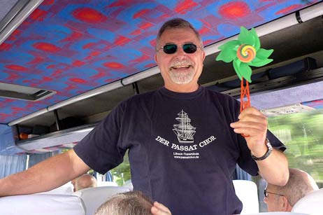 Pechvogel des Tages mit dem Wanderpokal. Jetzt hat er mehr Zeit zum Gucken. Die Kamera hat ein anderer: ein schneller Radfahrer. Armut sei kein Diebstahl kommentierten die einen, als das Militär noch das Sagen hatte, hätte es sowas nicht gegeben, sagten die anderen. Foto: KARL ERHARD VÖGELE 