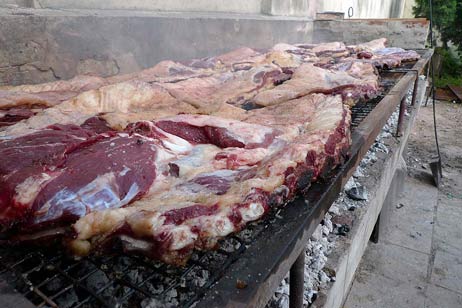 Ein Grill – selfmade in Argentinia – mit gigantischen Ausmaßen – so auch die Fleischstücke. Foto: KARL ERHARD VÖGELE 
