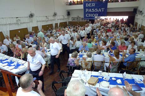 Unter rhythmischem Klatschen zieht der Passat Chor in den Festsaal ein. Foto: KARL ERHARD VÖGELE 