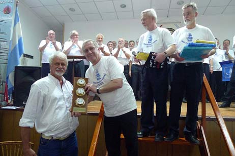 Rudolf Hepe, Vizepräsident der Dachorganisation der Vereinigten deutsch-argentinischen Verbände, erhält als Dankeschön für die hervorragende Unterstützung beim Planen und Organisieren der Reise als Geschenk eine Wetterstation. Foto: KARL ERHARD VÖGELE 