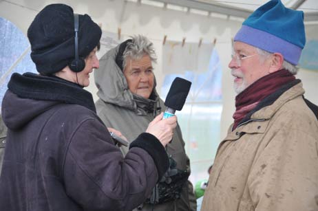 Die Crew von »Radio Travemünde« ist wetterfest und befragte die Gäste bei der Aufführung »Roggenbuk«, die zeitweilig mit Regen zu kämpfen hatte. Foto: TA 