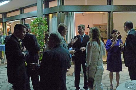Außenminister Dr. Guido Westerwelle im Gespräch mit den Gästen des Empfangs in der Deutschen Botschaft in Buenos Aires. 