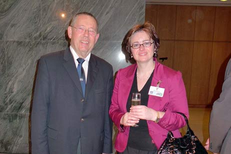 Karl Erhard Vögele (l), MdB Marina Schuster FDP (r) vom Bundestags-Ausschuss des Auswärtigen. 
