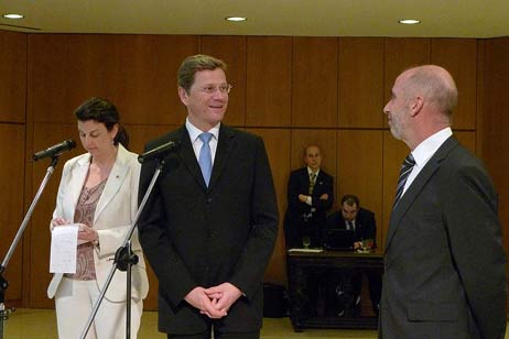 Bundesaußenminister Dr. Guido Westerwelle, Botschafter Günter Gieß (r), Dolmetscherin (l). 
