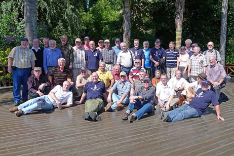 Das Gruppenbild. Einige Sänger leiden unter Entzugserscheinungen: »Wir wollen endlich wieder singen …« 