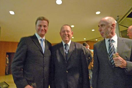 Bundesaußenminister Dr. Guido Westerwelle (l.), Karl Erhard Vögele, Begleiter des Passat Chors (m), Botschafter Günter Gieß (r). 