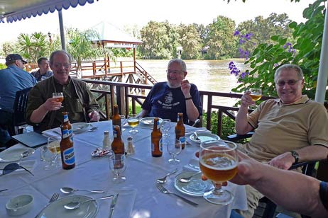 Speisen und Trinken im Schatten. 
