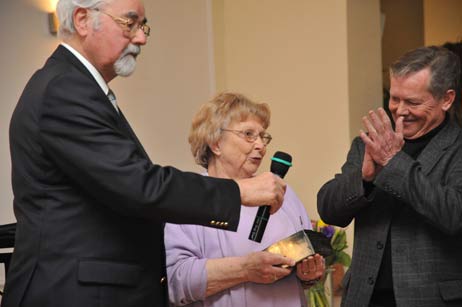 Im Vorjahr hatte der frühere Travemünder Hafenstammtisch, vertreten durch Dr. med. Manfred Kunze (links) den Bürgerpreis bekommen. Der gab den Preis gemeinsam mit GVT-Chef Rudi Lichtenhagen jetzt an Lilo Rose weiter, Bürgerpreisträgerin 2010. Fotos: TA