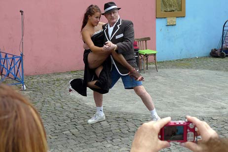 Malerisches Künstlerviertel am Hafen, das ganz auf Touristen eingestellt ist. Tangoszenen sind überall zu sehen und gegen ein fürstliches Honorar kann sich der Tourist mit einer Tangotänzerin fotografieren lassen. Foto: KARL ERHARD VÖGELE 