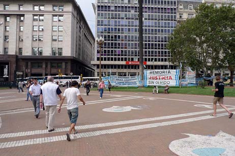 Plazza de May. Hier trafen sich Frauen, denen während der studentischen Demonstrationen ihre Kinder von der Polizei festgenommen wurden und nie wieder nach Hause gekommen sind. Noch heute suchen sie ihre Kinder und noch heute belastet dieses ungeheuerliche Vorgehen der Polizei die Nation. Da die Frauen selbst einer Festnahme während ihrer Demos entgehen wollten, trugen sie nur ein weißes Kopftuch und gingen auf dem Plazza de May im Kreis herum. Davon zeugen auf dem Platz die weißen Steine und das symbolische Kopftuch. Foto: Karl Erhard Vögele 