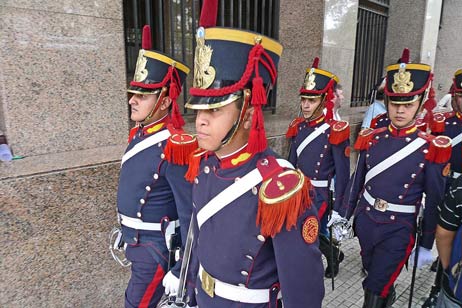 Die Ehrenwache in Anmarsch. Sie trägt die historische Uniform der damaligen Armee. Foto: KARL ERHARD VÖGELE 
