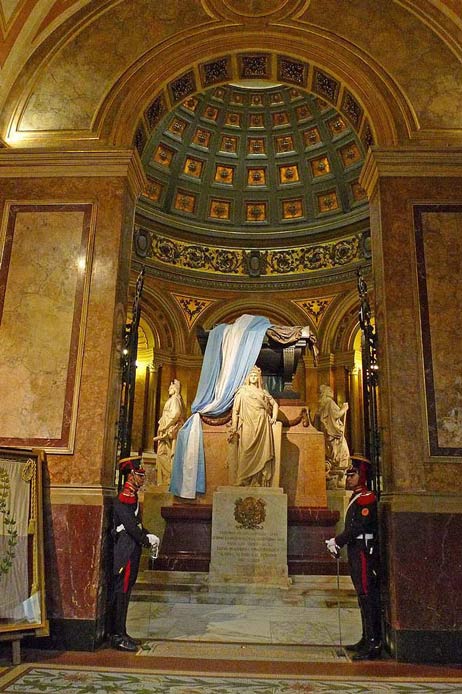 In der größten Kirche der Stadt, der Kathedrale, wird das Grab des Befreiers Argentiniens von den Spaniern durch eine Ehrenwache bewacht. Foto: KARL ERHARD VÖGELE 
