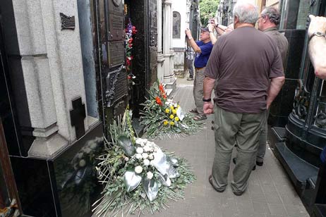 In einem Nebengang des Friedhofes liegt das Grab von Eva Peron. Auch für die Mitglieder des Passat Chors ein wichtiger »Shootingpoint« fürs Erinnerungsfoto der Reise. Foto: KARL ERHARD VÖGELE 