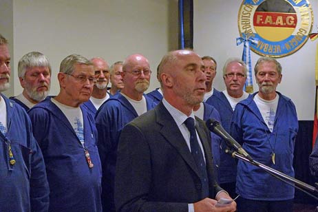 Botschafter Günther Knieß bei seiner herzlichen Grußadresse an den Chor und dem willkommen der geladenen Gäste. KARL ERHARD VÖGELE 