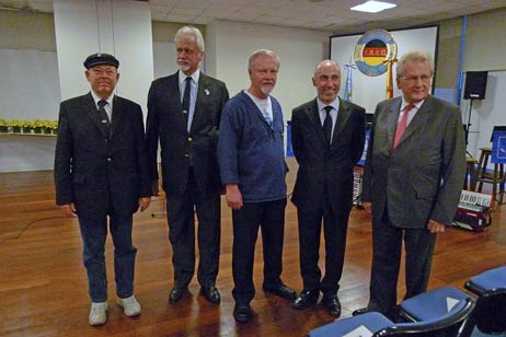 Spontan zum Fotoshooting von Dr. Lege, dem Präses der Deutsch-Argentinischen Handelskammer gebeten: (v.l.n.r.)Karl Erhard Vögele, Rudolf Hepe, Vizepräsident des Dachverbandes der Deutsch-Argentinischen Vereinigungen, Jens Schröter, Organisator der Konzertreise, Botschafter Günther Knieß und Dr. Leonhardt von der Deutsch-Argentinischen Handelskammer. Foto: DR. LEGE 