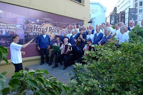 Der Chor beim Einsingen vor dem Hard Rock Cafe in Buenos Aires. Foto: KARL ERHARD VÖGELE 