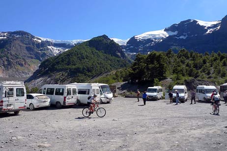 Die kleinen tapferen Rappelkisten auf dem Parkplatz der Moräne. Foto: KARL ERHARD VÖGELE