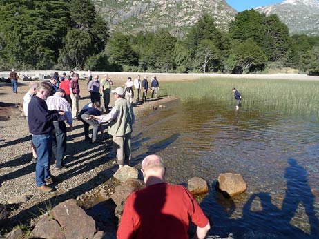 Pause am ersten Aussichtspunkt mit kleinem Fußbad im Gletschersee. Foto: KARL ERHARD VÖGELE