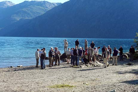 Pause am ersten Aussichtspunkt mit kleinem Fußbad im Gletschersee. Foto: KARL ERHARD VÖGELE