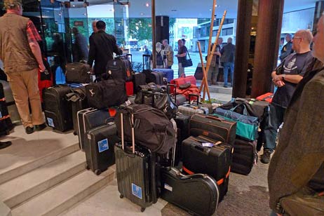 Warten auf den Bus zum Flughafen. Gepäck für 43 Reisende war einschließlich der Instrumente von den obersten Stockwerken in die Tiefe zu schaffen. All zu oft verweigerte der kleine Aufzug wegen Übergewicht seinen Dienst. Wegen dem allzu frühen Termin bedurfte es einiger Überredungskünste, das Hotelpersonal dazu zu bringen, das Frühstücksbuffet schon um 6.30 Uhr statt um 7 Uhr zu öffnen. Den Künsten des Busfahrers war es zu verdanken, dass alles Gepäck im Bus noch untergebracht werden konnte. Foto: KARL ERHARD VÖGELE 