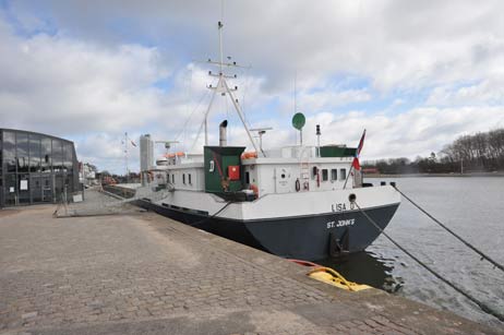 Die »Lisa D«, hier nach der Kollision am Ostpreußenkai vertäut, hat inzwischen eine Werft in Dänemark angelaufen. Foto: TA