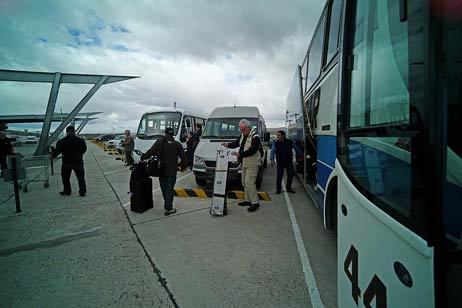 Gleich nach der Ankunft wehte uns beim Beladen des Busses ein nach den Hitzeerlebnissen ungewohnt eisig gefühlter Wind um die Nase. Foto: KARL ERHARD VÖGELE