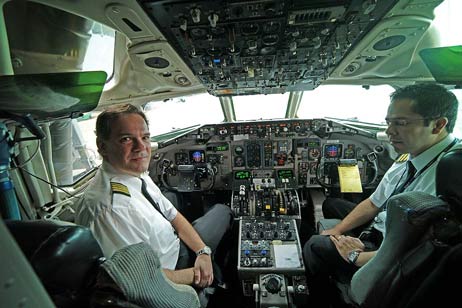 Ein Blick in das Cockpit nach der Landung in EL Calafate. Dieses Mal flogen wir mit einer Douglas-DC 8. Foto: KARL ERHARD VÖGELE