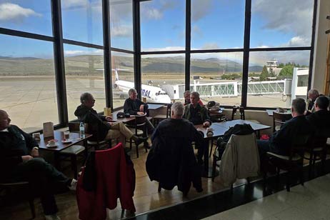 Warten auf den Flieger nach El Calafate, um weitere 1400 km in den Süden Patagoniens Richtung Feuerland vorzudringen. Foto: KARL ERHARD VÖGELE
