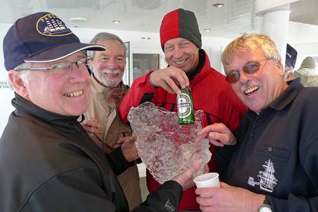 Die Mannschaft hatte aus dem Wasser einige Eisstücke gefischt, deren Alter mit 800 Jahren angegeben wurden. Einige davon kamen dem Whisky on the Rocks zu Gute, der reißenden Absatz fand. Foto: KARL ERHARD VÖGELE
