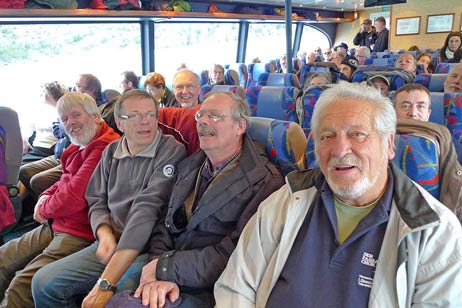 Wie in einem Bus saßen die Passagiere recht gemütlich und konnten wählen zwischen der Beobachtung von innen heraus oder aber warm angezogen auf dem Unter- oder Oberdeck. Foto: KARL ERHARD VÖGELE