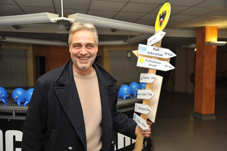 Künstler Michael Böttger mit seinem Beitrag zur touristischen Infrastruktur. Foto: TA