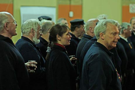 Ein Foto mit Seltenheitswert: Anja, unsere Akkordeonistin hat ihr (richtigerweise: das von der Firma Hohner für diese Reise gesponserte) Instrument gegen ein Glas Wein ausgetauscht und singt gemeinsam mit dem Passat Chor ein privatissime Ständchen für unsere musikalischen Gastgeber. Foto: KARL ERHARD VÖGELE 
