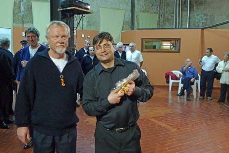 Jens Schröter übergab dem Chorleiter von ProArte, Dir. Guillermo Quadri (r) das Gastgeschenk und als Dankeschön für die Vorbereitung des Konzertes einen Lüb’schen Leuchter. Foto: KARL ERHARD VÖGELE 