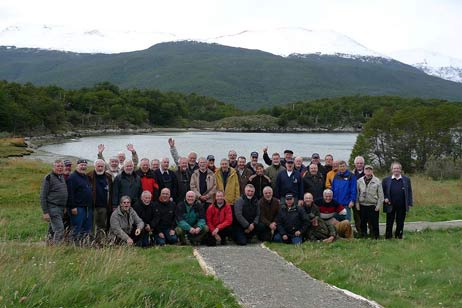 Das südlichste aller vom Passatchor aufgenommenen Gruppenfotos am »Ende der Welt«, zugleich Schlusspunkt der Nationalstraße 3, der Pan Americana, die in Alaska beginnt und im Feuerland endet. Foto: KARL ERHARD VÖGELE 