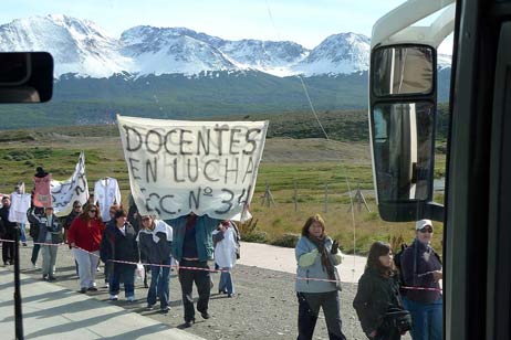 Protestierende Lehrer vor der Ankunft der Argentinischen Präsidentin. Foto: KARL ERHARD VÖGELE 
