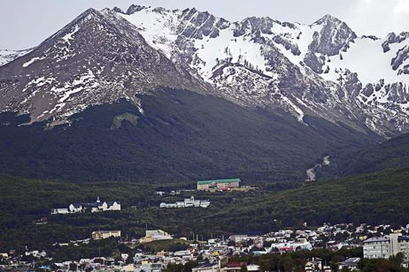 Ansicht von Ushuaia kurz vor dem Einlaufen in den Hafen. Das mittlere Gebäude am Hang ist das Hotel des Passatchors. Von den Zimmern und dem Frühstücksraum hat man einen wunderbaren Panoramablick auf die Stadt. Foto: KARL ERHARD VÖGELE 